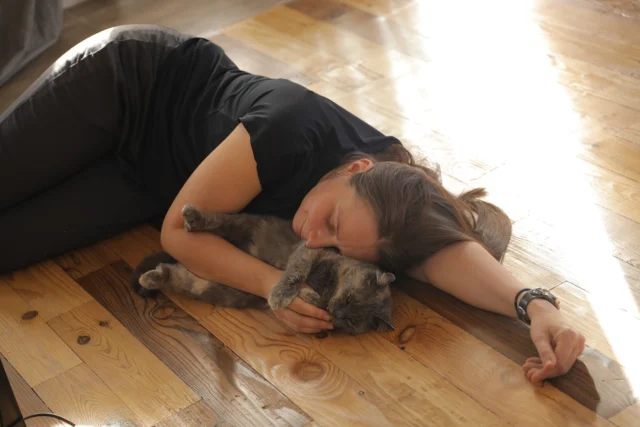 Лежебоки, або чому лежати на підлозі і на землі - дуже корисно для нервової системи?
Тіло може розказати вам дуже багато, якщо вміти до нього прислухатись. Вважається, що шавасана, або позиція мерця - це найскладніша асана, бо для неї треба сповільнити думки і прислухатись до тіла.. Ми багато лежали на цій резиденції, бо в стані спокою тіло говорить найпромовистіше. Це найдоступніша практика регуляції : лягти, прислухатись до відчуттів у своєму тілі.. Також можна подихати по квадрату, обняти котика 😊 
Проєкт реалізовано за підтримки @giz_ukraine_rs